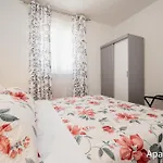 Apartment Tia